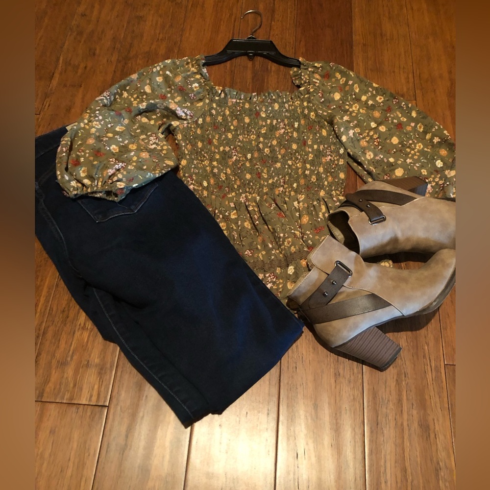 Mine Size M floral blouse